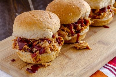 http://gomerpedia.org/images/thumb/4/48/Pulled_Pork_Sandwiches.jpg/400px-Pulled_Pork_Sandwiches.jpg